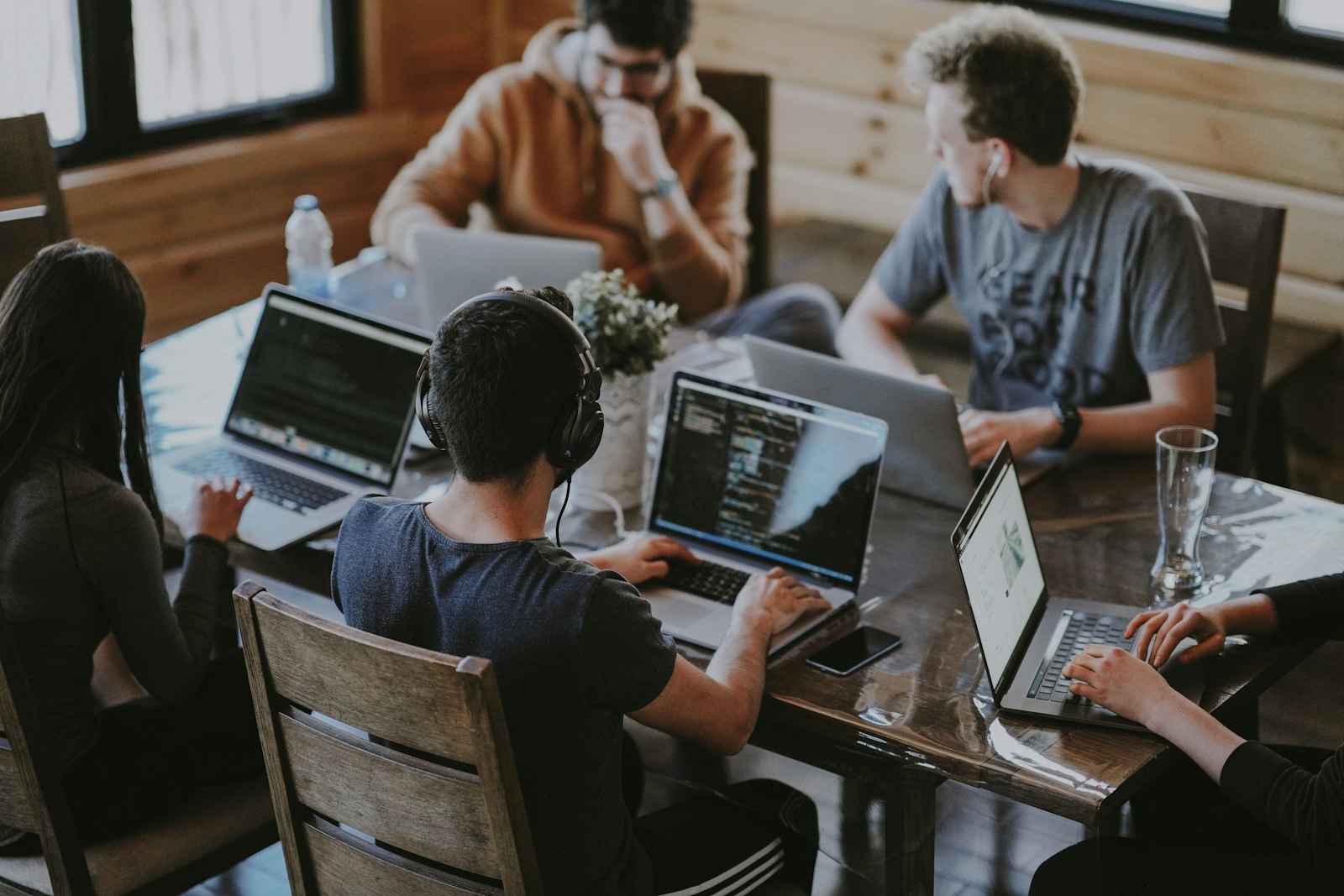 Distributed support team collaborating across regions on one queue